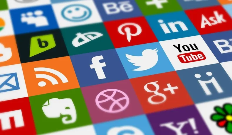 Una Generación Dividida Entre Dos Mundos: El Real Y El De Las Redes Sociales